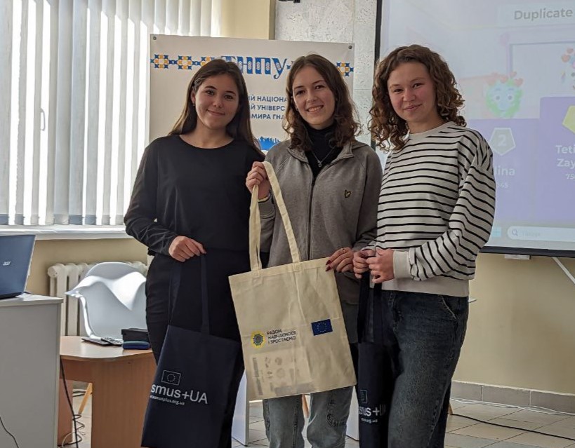 Переможці квізу від Міжнародного відділу ТНПУ, студенти 1-го курсу факультету іноземних мов
